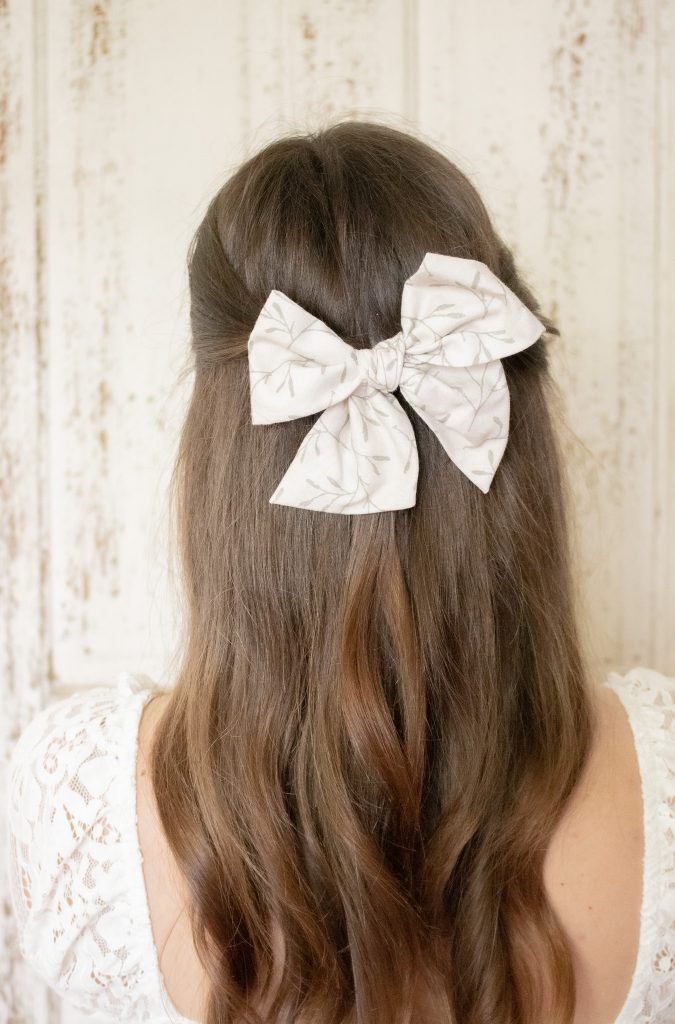 Brunette Women wearing linen floral fabric hair bow